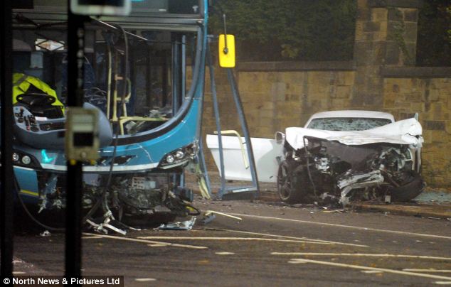 وفاة سائق سيارة اودي ار 8 اثر حادث تصادم بينه وبين حافلة نقل في مدينة "نيوكاسل" بالصور 11
