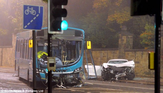 وفاة سائق سيارة اودي ار 8 اثر حادث تصادم بينه وبين حافلة نقل في مدينة "نيوكاسل" بالصور 15