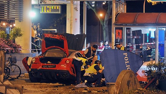 حادث فيراري 599 جي تي او في سنغافورة بسبب السرعة وقطع الاشارة بالفيديو والصور 16