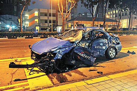 حادث فيراري 599 جي تي او في سنغافورة بسبب السرعة وقطع الاشارة بالفيديو والصور 21
