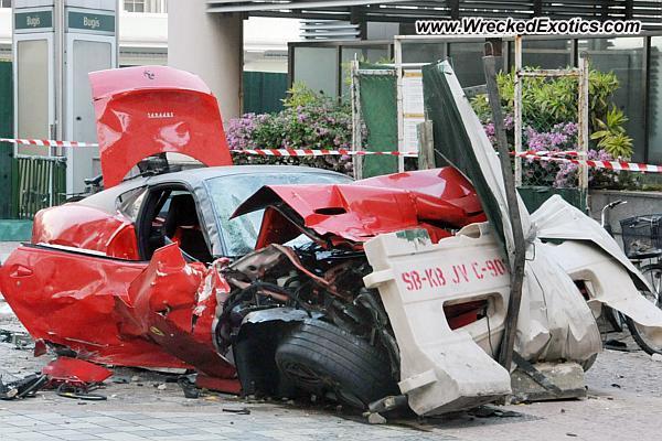 حادث فيراري 599 جي تي او في سنغافورة بسبب السرعة وقطع الاشارة بالفيديو والصور 17