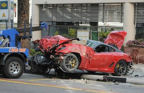 حادث فيراري 599 جي تي او في سنغافورة بسبب السرعة وقطع الاشارة بالفيديو والصور 16