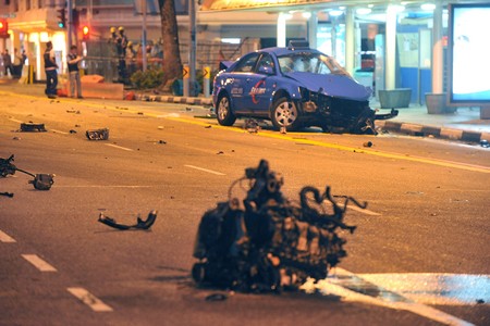 حادث فيراري 599 جي تي او في سنغافورة بسبب السرعة وقطع الاشارة بالفيديو والصور 17