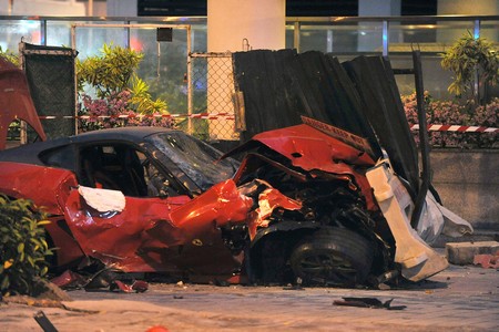 حادث فيراري 599 جي تي او في سنغافورة بسبب السرعة وقطع الاشارة بالفيديو والصور 15