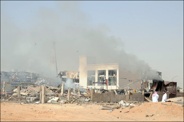 انفجار في الرياض صباحاً يهز المدينة شرقاً بعد انفجار ناقلة محملة بالنفط تحدث اضرار كبيرة بالصور 74