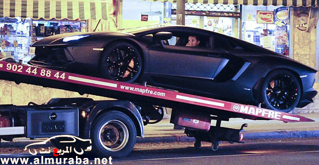 سيارة كريستيانو رونالدو "لمبرجيني افنتادور" تتعطل خلال ذهابه الى عيد ميلاد بيبي بالصور 19