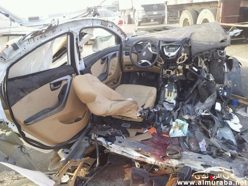 حادث هيونداي اكسنت 2012 "مروع" جداً وانقسام السيارة الى نصفين بالصور على طريق الشرقية 13