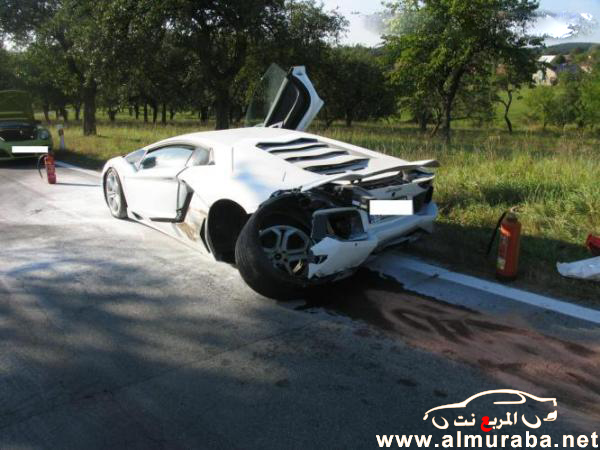 حادث لامبرجيني افنتادور الجديدة أثناء سباقها مع سيارة فيراري بالصور Lamborghini Aventador 2