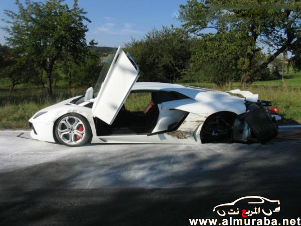 حادث لامبرجيني افنتادور الجديدة أثناء سباقها مع سيارة فيراري بالصور Lamborghini Aventador 3