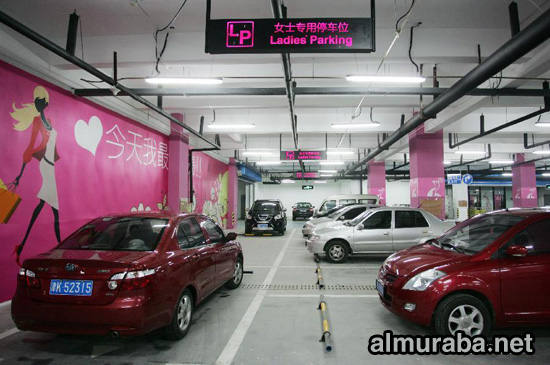 في الصين مواقف للسيارات خاصة للسيدات فقط بألوان وردية وبنات مساعدات لأيقاف سيارتهن ! 14