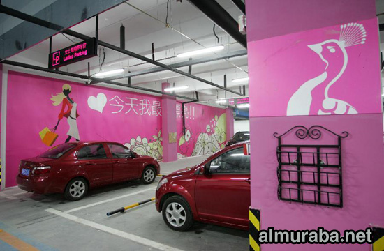في الصين مواقف للسيارات خاصة للسيدات فقط بألوان وردية وبنات مساعدات لأيقاف سيارتهن ! 16