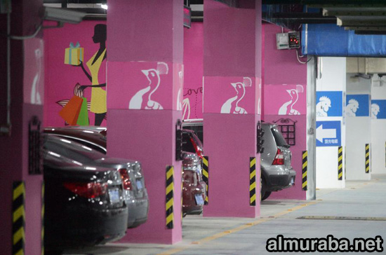 في الصين مواقف للسيارات خاصة للسيدات فقط بألوان وردية وبنات مساعدات لأيقاف سيارتهن ! 3