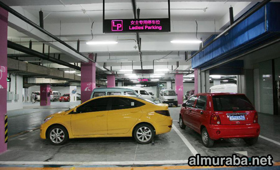 في الصين مواقف للسيارات خاصة للسيدات فقط بألوان وردية وبنات مساعدات لأيقاف سيارتهن ! 19