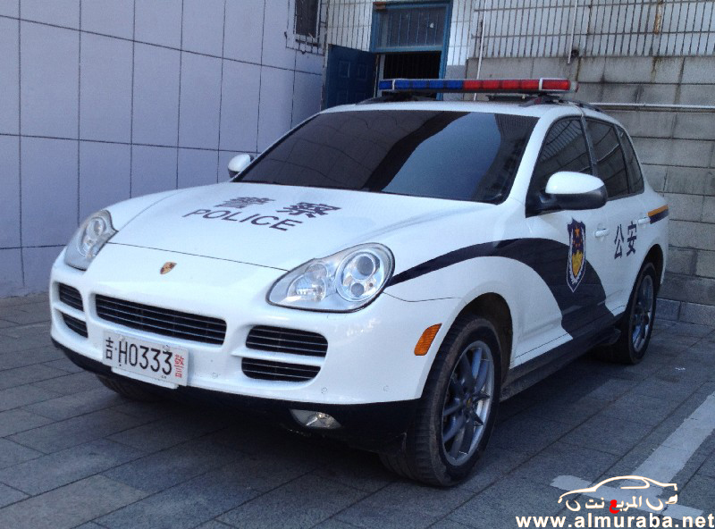 الشرطة الصينية تستخدم "بورش كايين" الجديدة لتليق السيارة برجل الشرطة لديها والوصول الاسرع للحدث 2