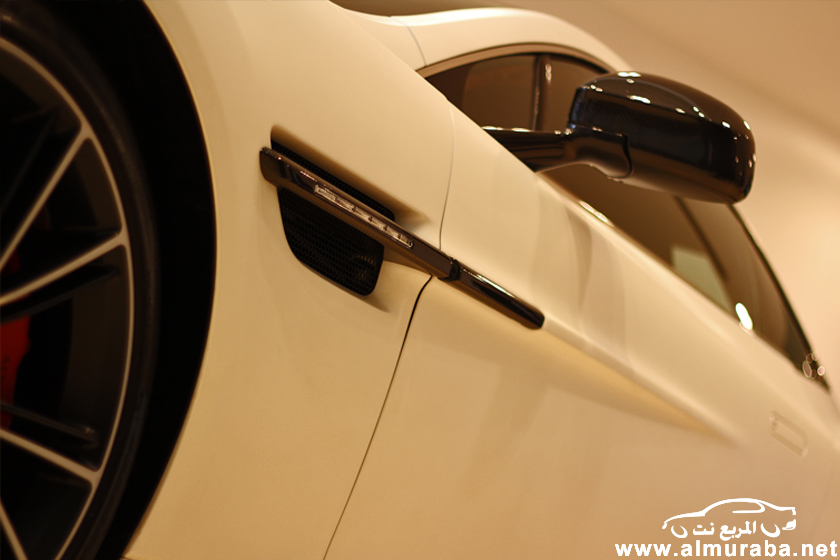 تدشين استون مارتن فانكويش في صالة العرض الجديدة في مدينة دبي Aston Martin Vanquish 26