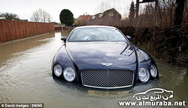 غرق سيارة بنتلي كونتيننتال جي تي الجديدة في "بريطانيا" بعد فوز صاحبها بمسابقة "اليانصيب" بالصور 1