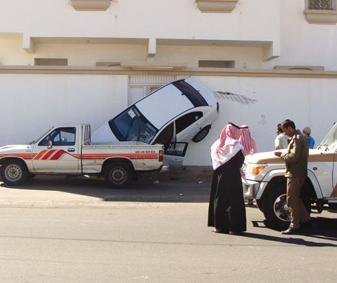 جنون السرعة يقود سيارة الى اعتناق احد جدران البيوت !