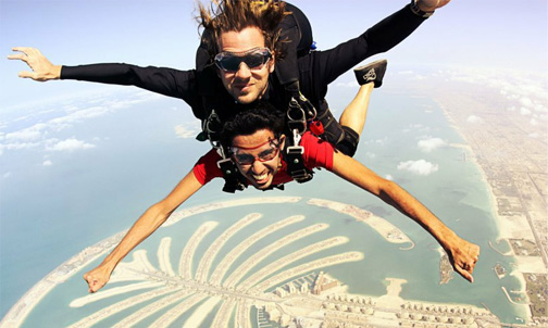 عيش المتعة مع جاكوار في "القفز بالمظلات" سكاي دايف بمدينة دبي Skydive Dubai 11