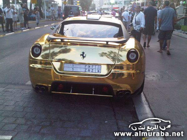 فيراري 599 المطلية باللون الذهبي تبهر السياح في شارع جميرا بمدينة دبي Ferrari 599 3