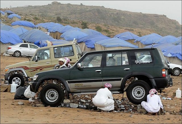 صحيفة بريطانية تكتب تقرير عن هواية “تحجير السيارات” لدى شباب السعودية