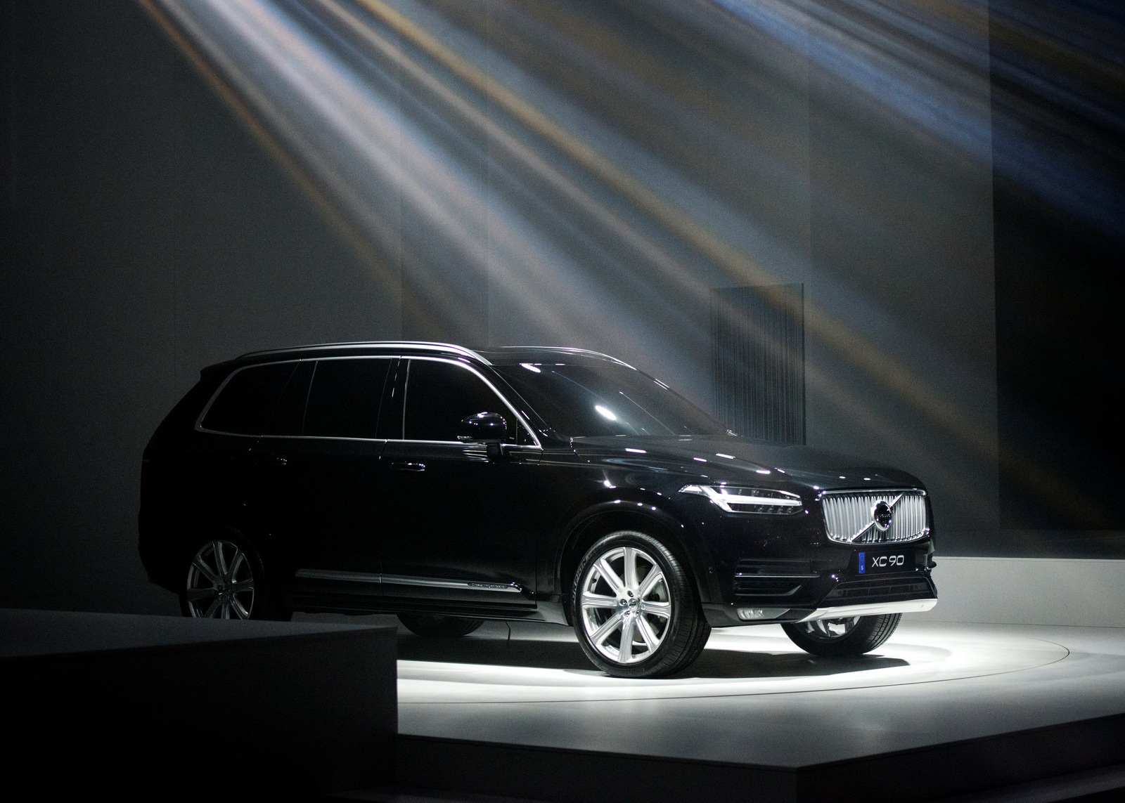 2015-Volvo-XC90-2