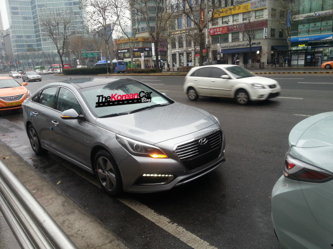 2015-hyundai-sonata-hybrid-caught-totally-undisguised-33