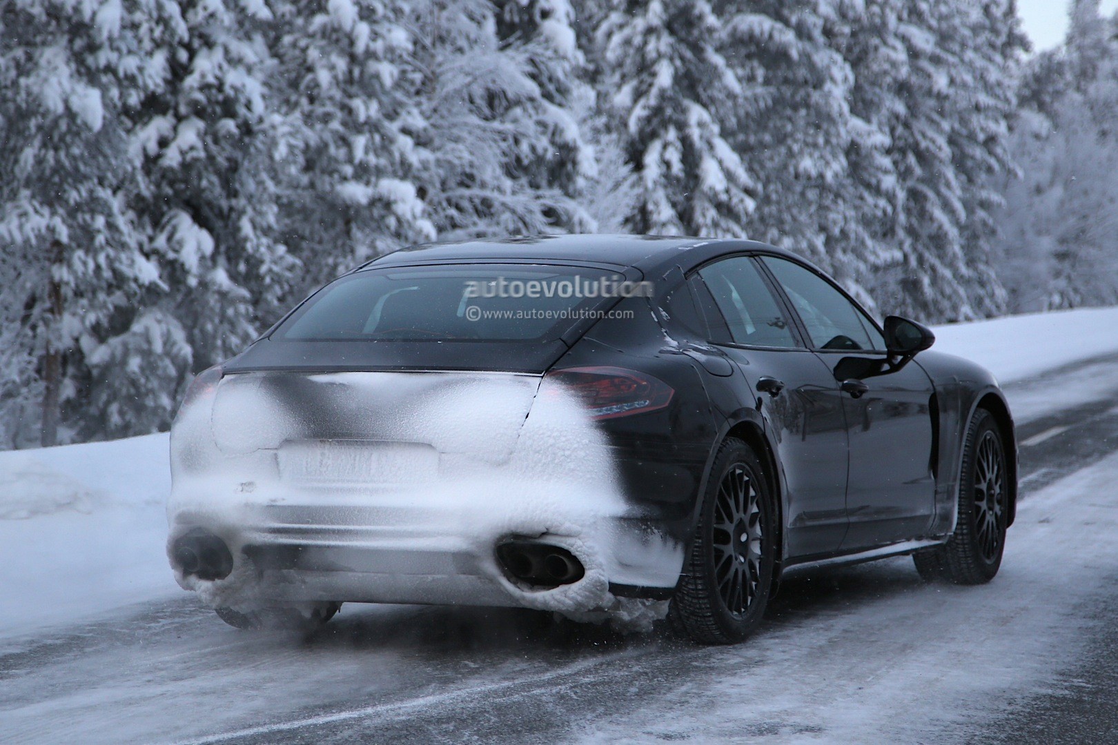 spyshots-2016-porsche-panamera-prototype-undergoes-winter-testing_11