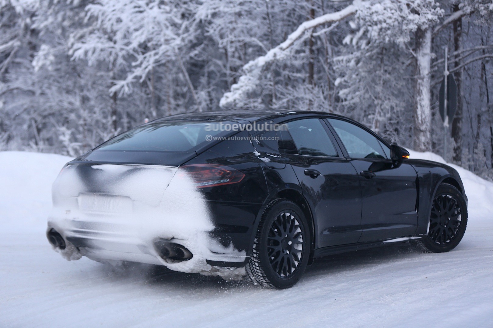 spyshots-2016-porsche-panamera-prototype-undergoes-winter-testing_2