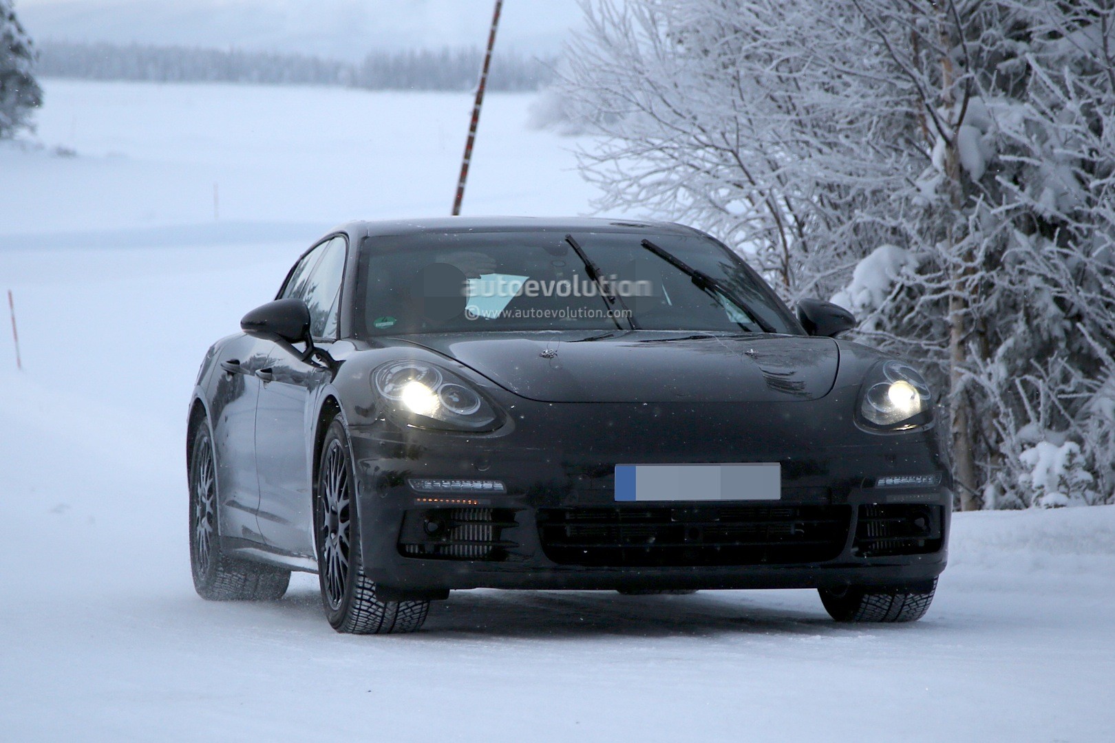 spyshots-2016-porsche-panamera-prototype-undergoes-winter-testing_4