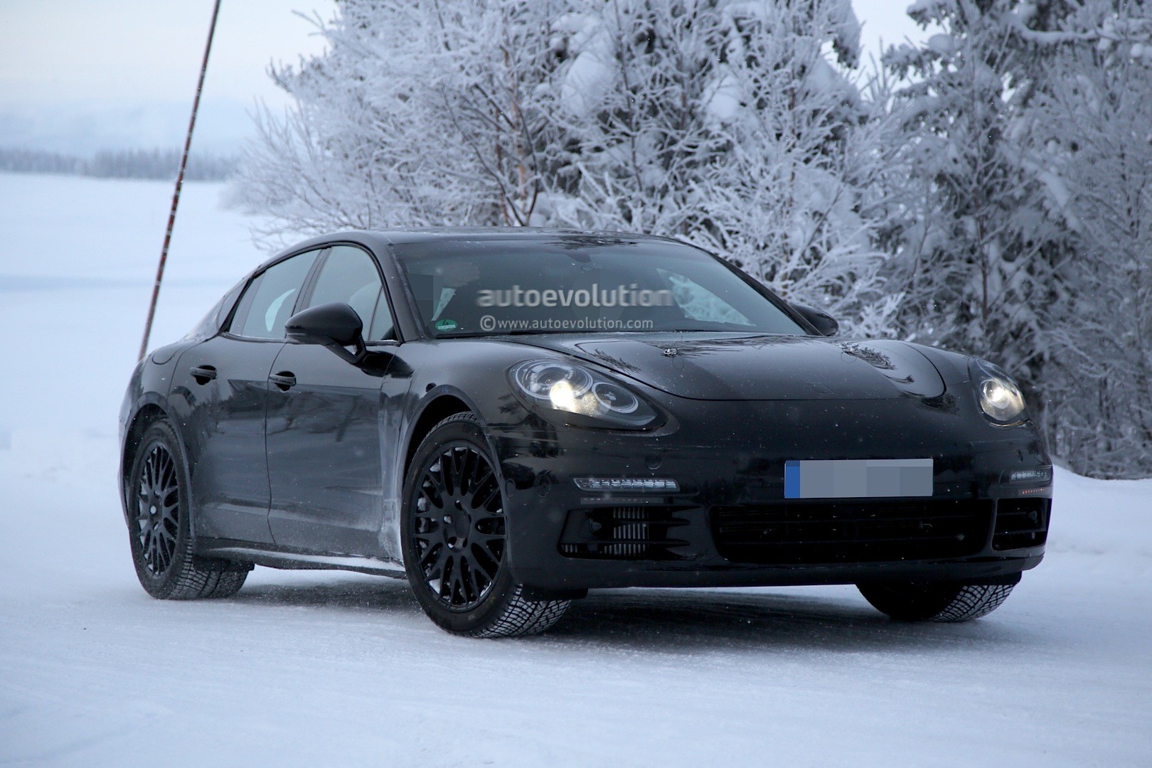 spyshots-2016-porsche-panamera-prototype-undergoes-winter-testing_5