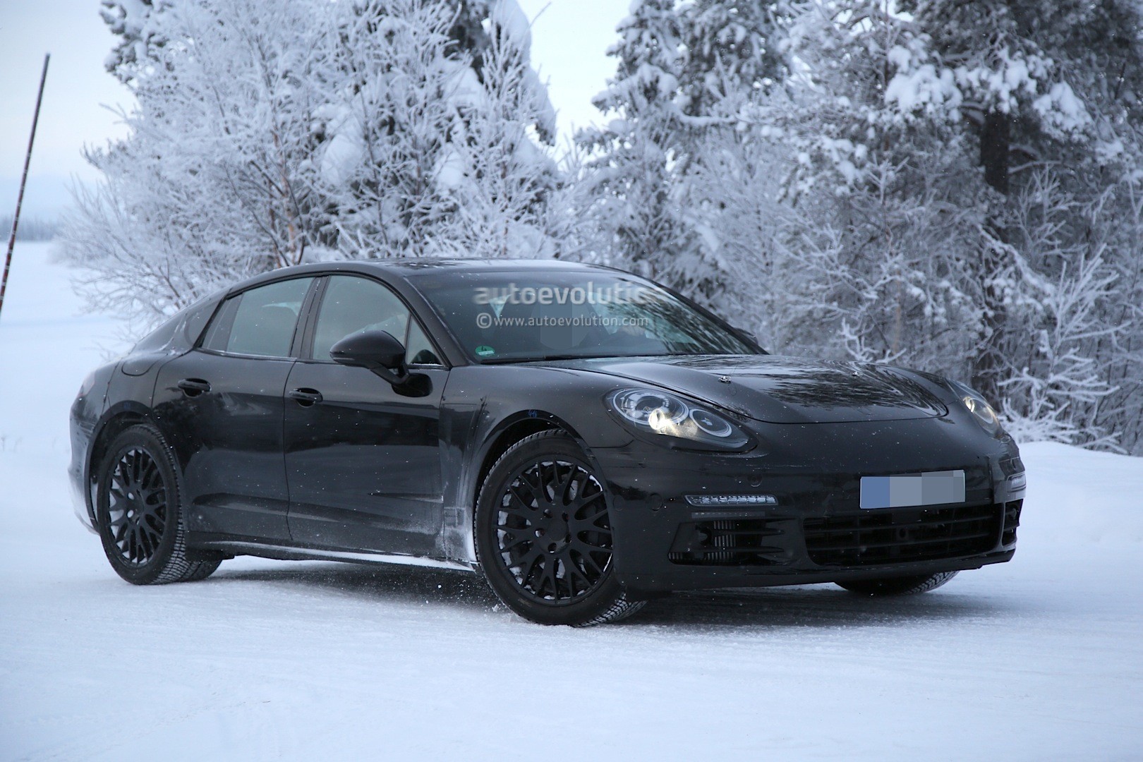 spyshots-2016-porsche-panamera-prototype-undergoes-winter-testing_6