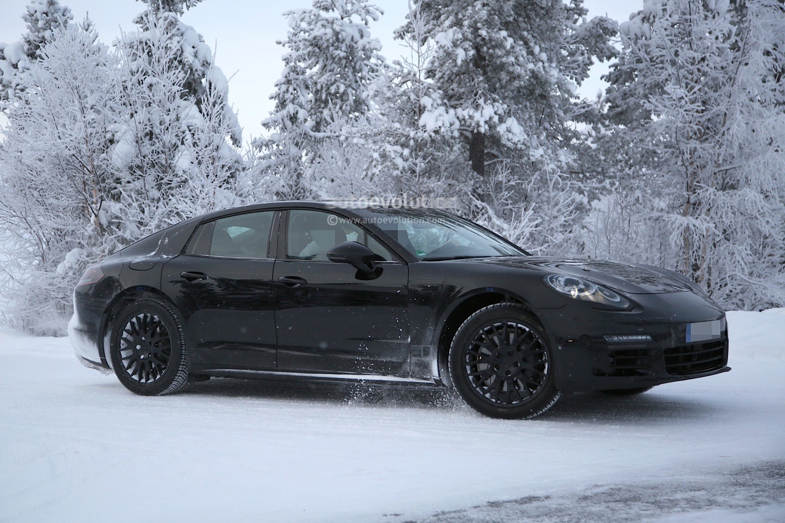 spyshots-2016-porsche-panamera-prototype-undergoes-winter-testing_7