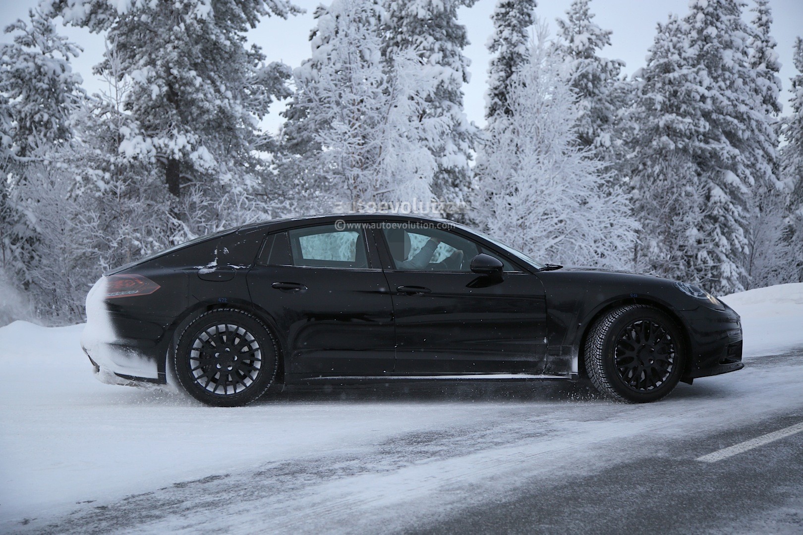 spyshots-2016-porsche-panamera-prototype-undergoes-winter-testing_8