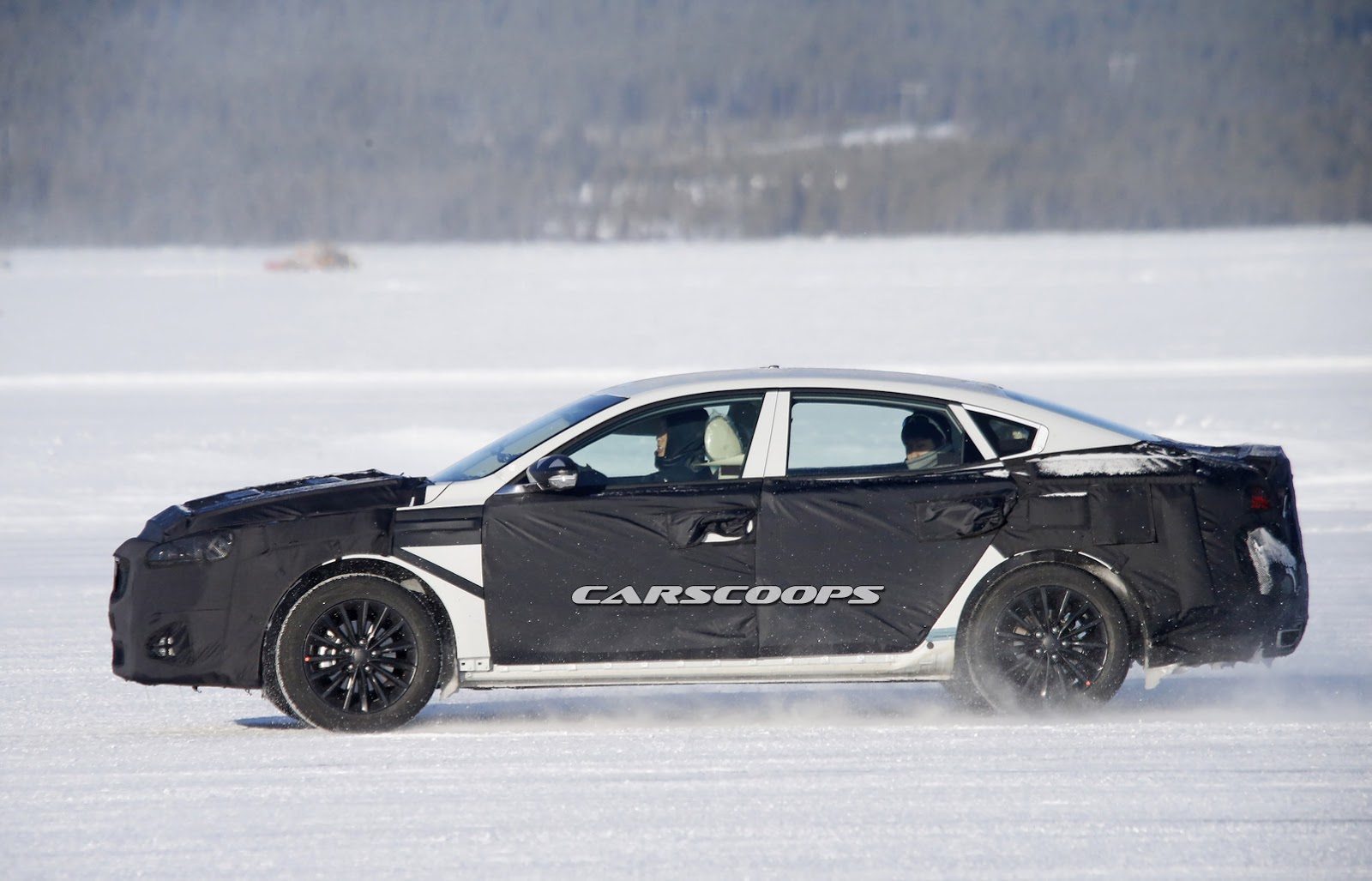 2017-Kia-Cadenza-4