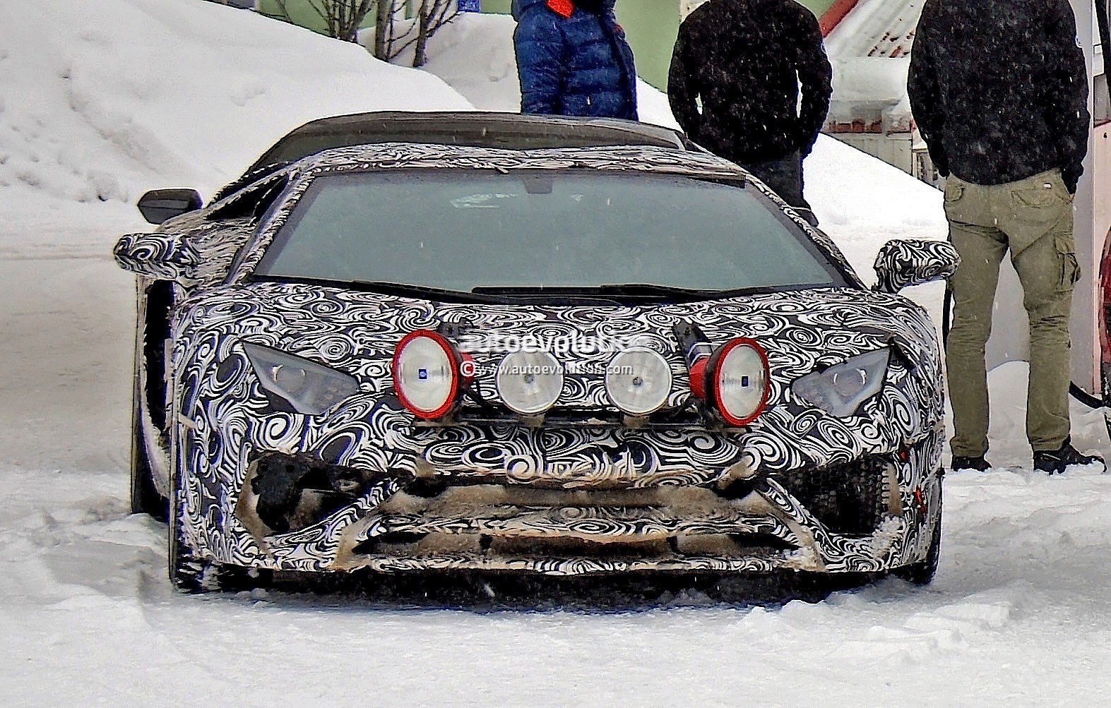 spyshots-lamborghini-aventador-sv-roadster-spotted-during-winter-testing_1