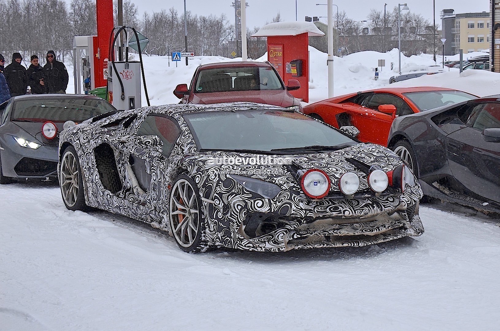 spyshots-lamborghini-aventador-sv-roadster-spotted-during-winter-testing_2