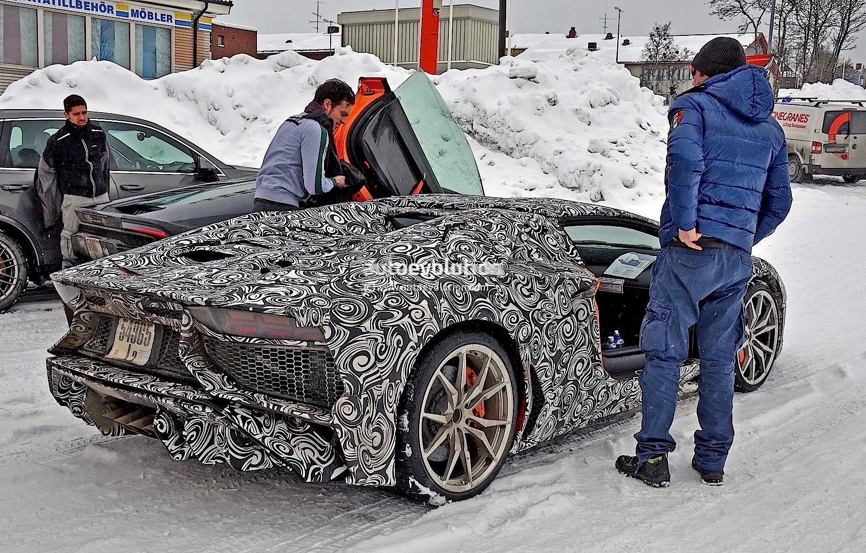 spyshots-lamborghini-aventador-sv-roadster-spotted-during-winter-testing_4