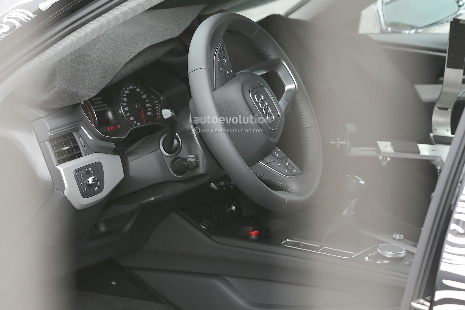 2016-audi-a4-interior-revealed-in-latest-spy-photos_4