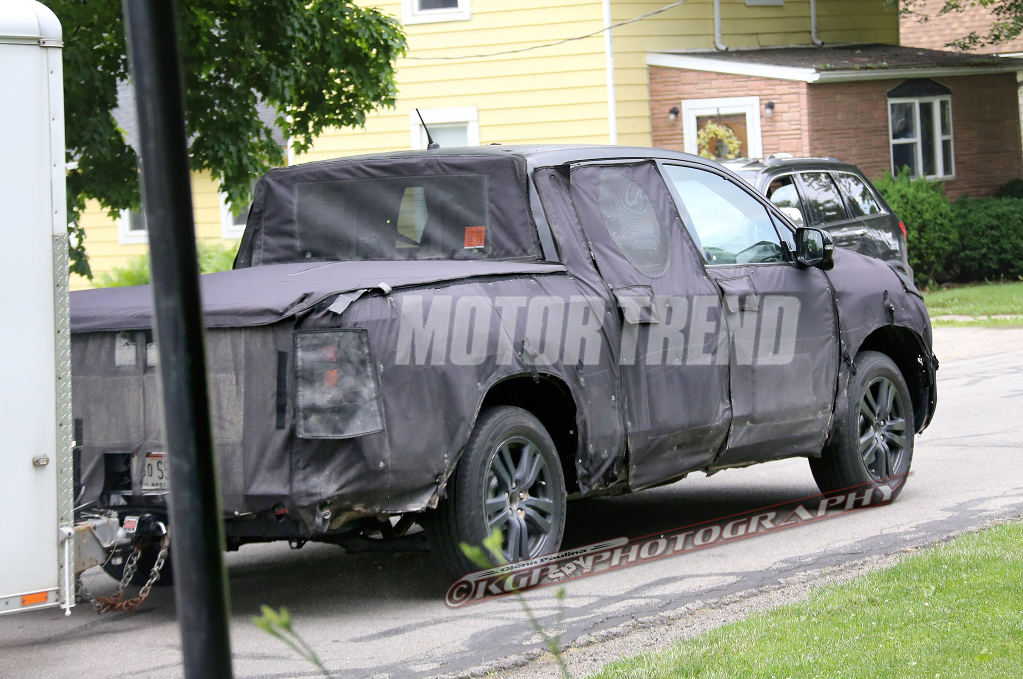 2016-honda-ridgeline-spy-shots-rear-three-quarters-1