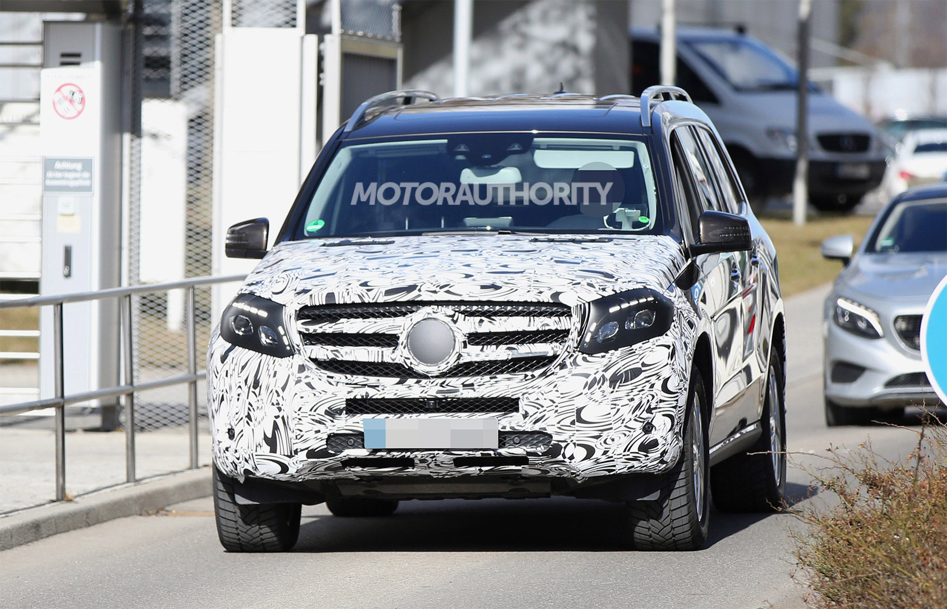 2016-mercedes-benz-gls-spy-shots--image-via-s-baldauf-sb-medien_100502301_h