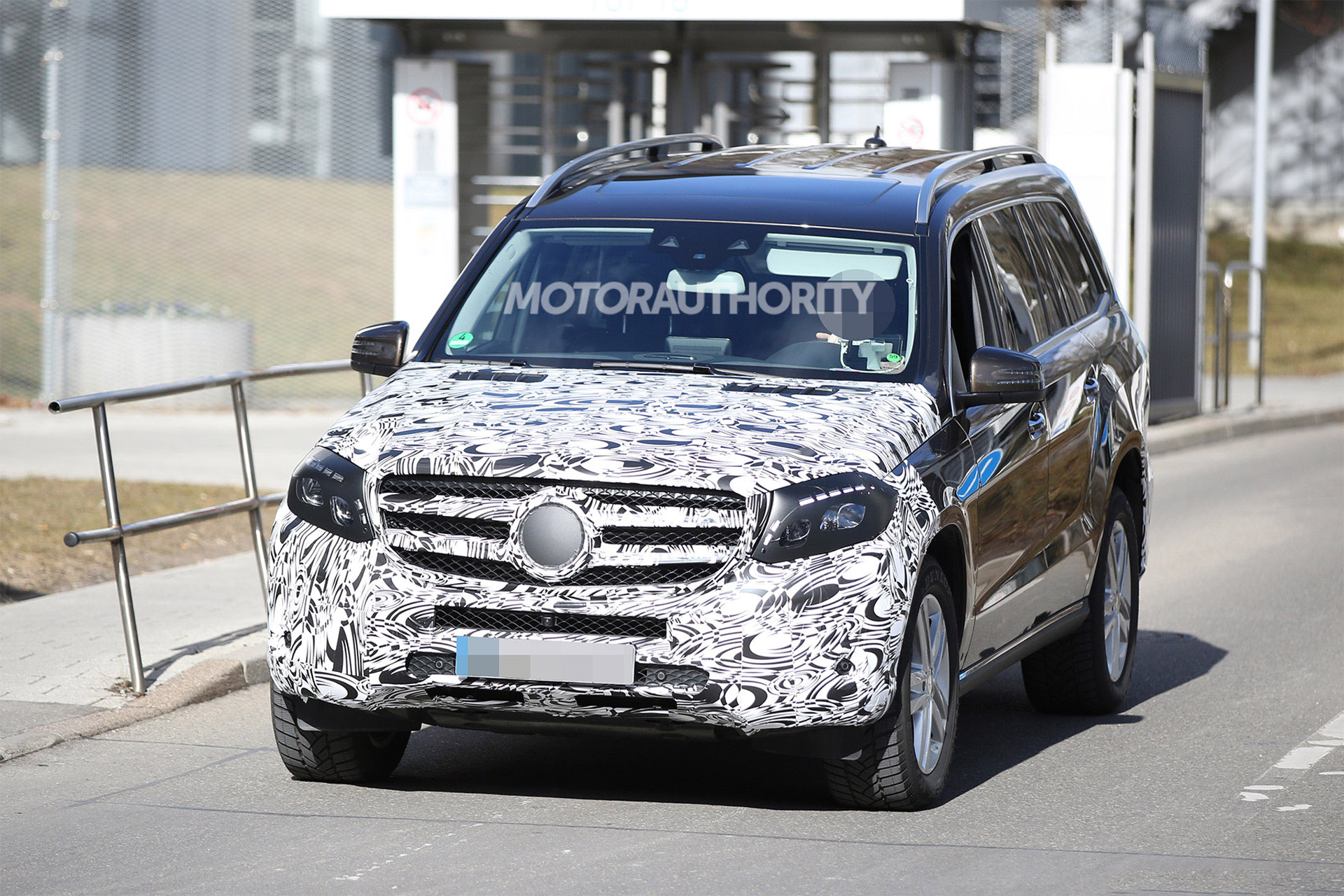 2016-mercedes-benz-gls-spy-shots--image-via-s-baldauf-sb-medien_100502302_h