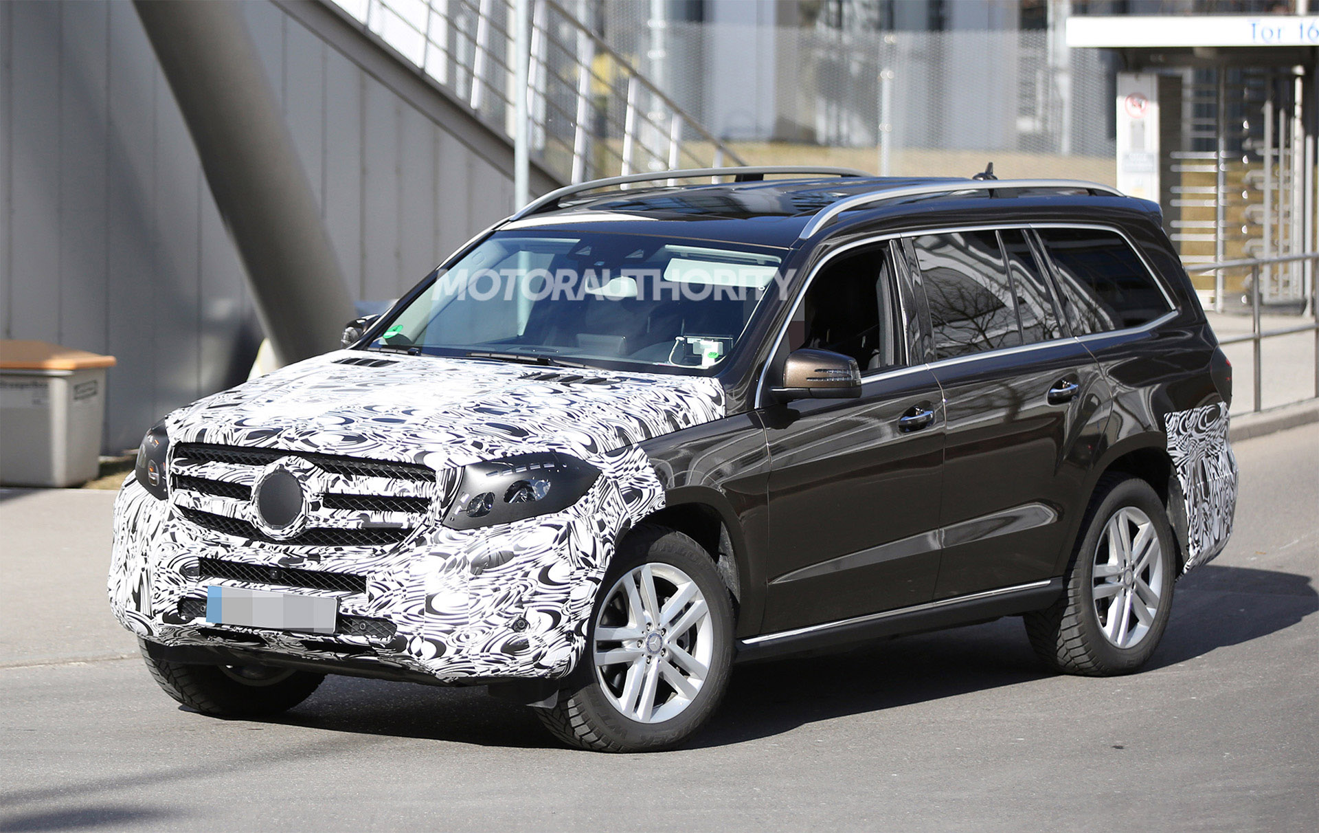 2016-mercedes-benz-gls-spy-shots--image-via-s-baldauf-sb-medien_100502303_h