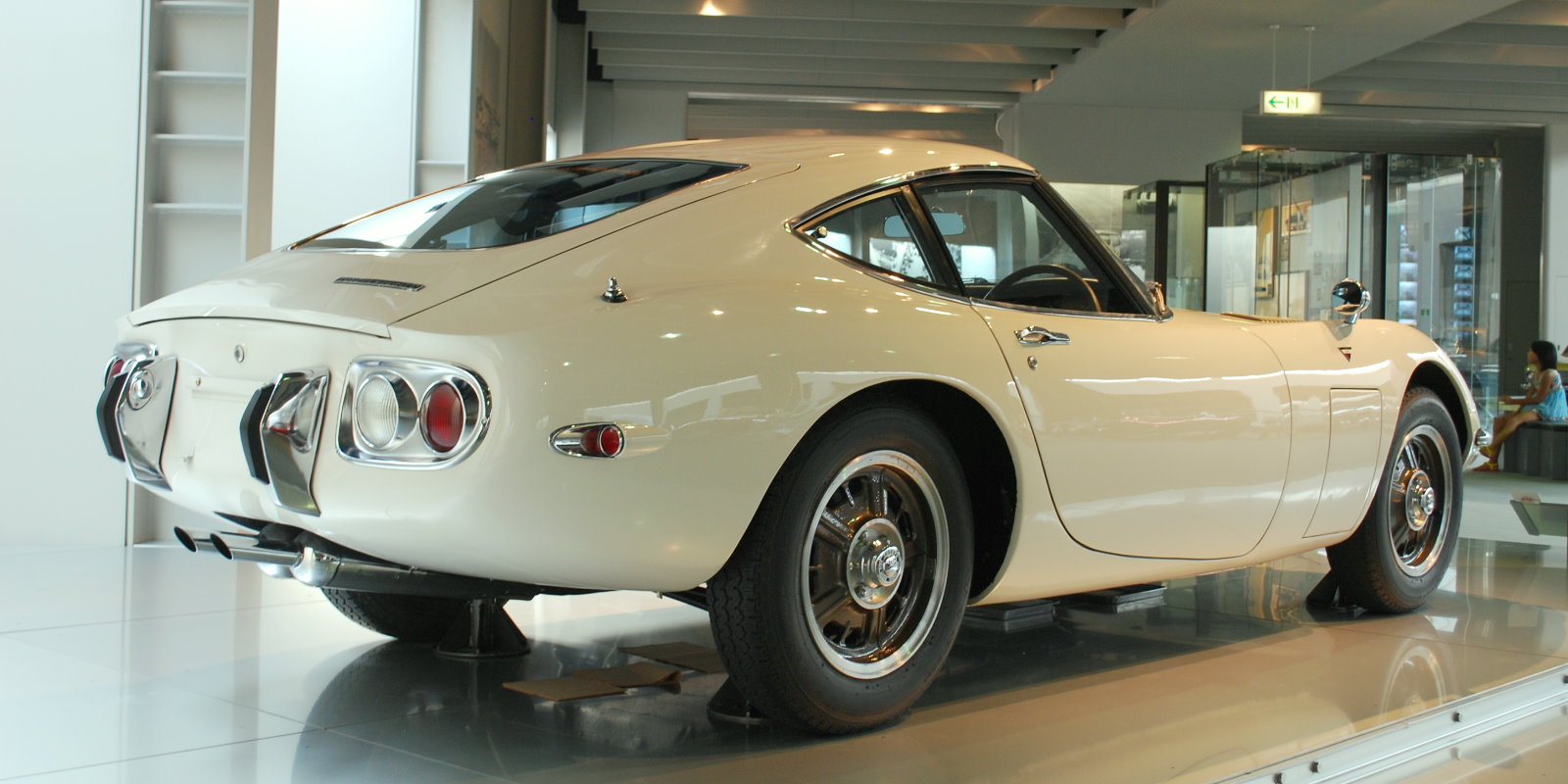 1967_Toyota_2000GT_02