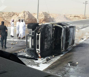 “بالصور” عمال آسيويون يعتدون على دوريتين ويحطمون عدداً من السيارات في مدينة الرياض