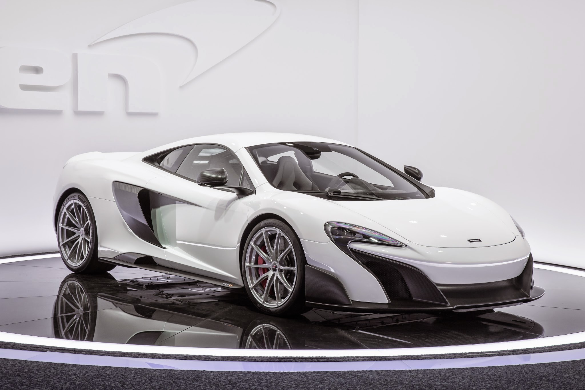 2016-mclaren-675lt-front-three-quarter-03