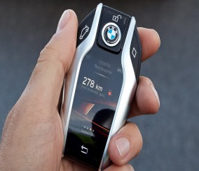 بي ام دبليو الفئة السابعة الجديدة 2016 تحصل على مفتاح بشاشة رقمية يركن السيارة عن بعد BMW Key 5