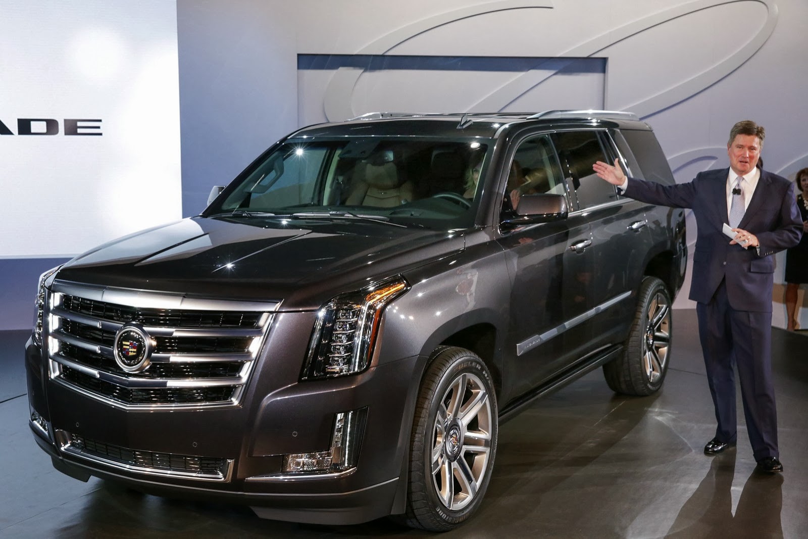 2015CadillacEscaladeUnveil01[2]