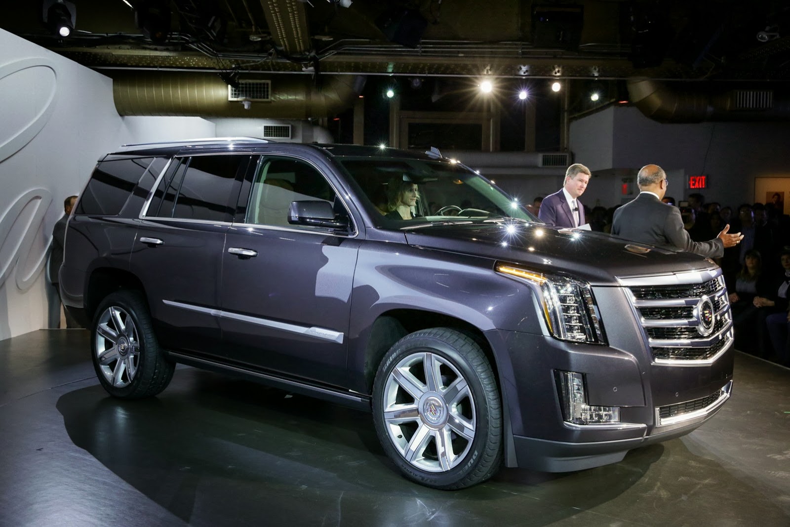 2015CadillacEscaladeUnveil02[2]