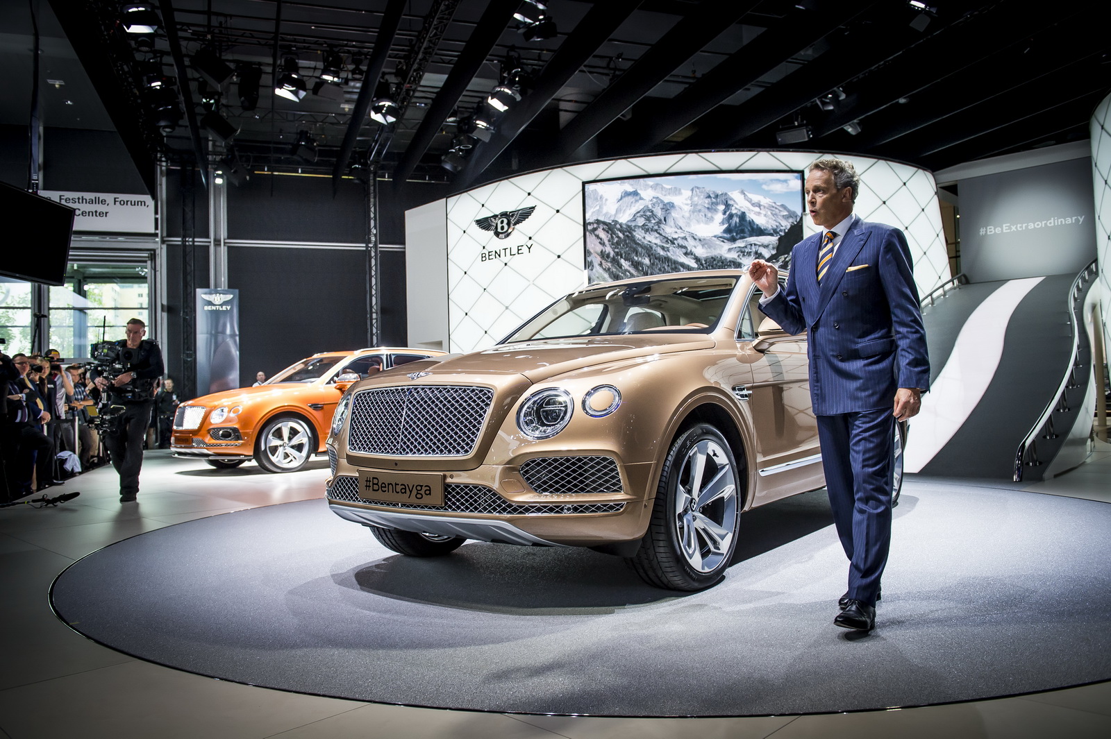 شاهد من هو أول مالك لسيارة بنتلي بينتايجا 2016 الجديدة كلياً Bentley Bentayga 1