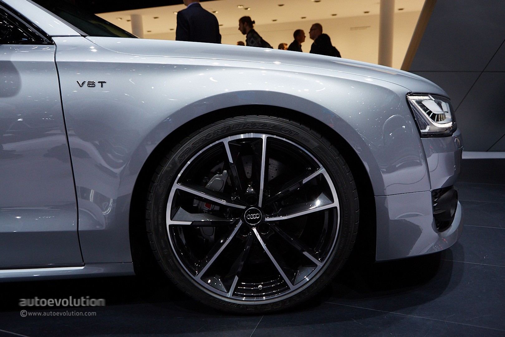 audi-s8-plus-shows-discreet-carbon-accents-hides-605-hp-in-frankfurt-live-photos_1